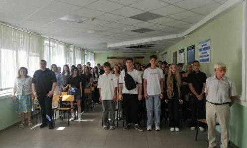 Проведение торжественной линейки, посвященной празднованию Дня знаний